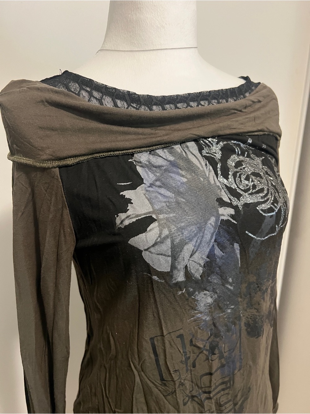 Oxygen Y2K Grunge mesh Shoulder Graphic Top olive Green - Size M